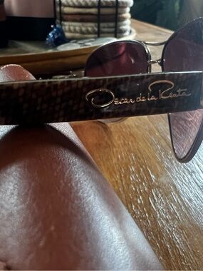 Oscar de la Renta Brown Tortoiseshell Sunglasses with Gold Logo